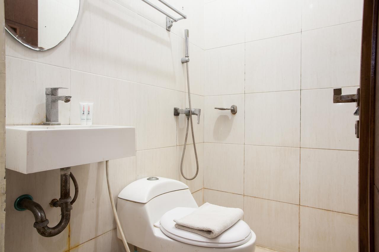 Reddoorz Near Marvel City Mall Wonotjolo Esterno foto